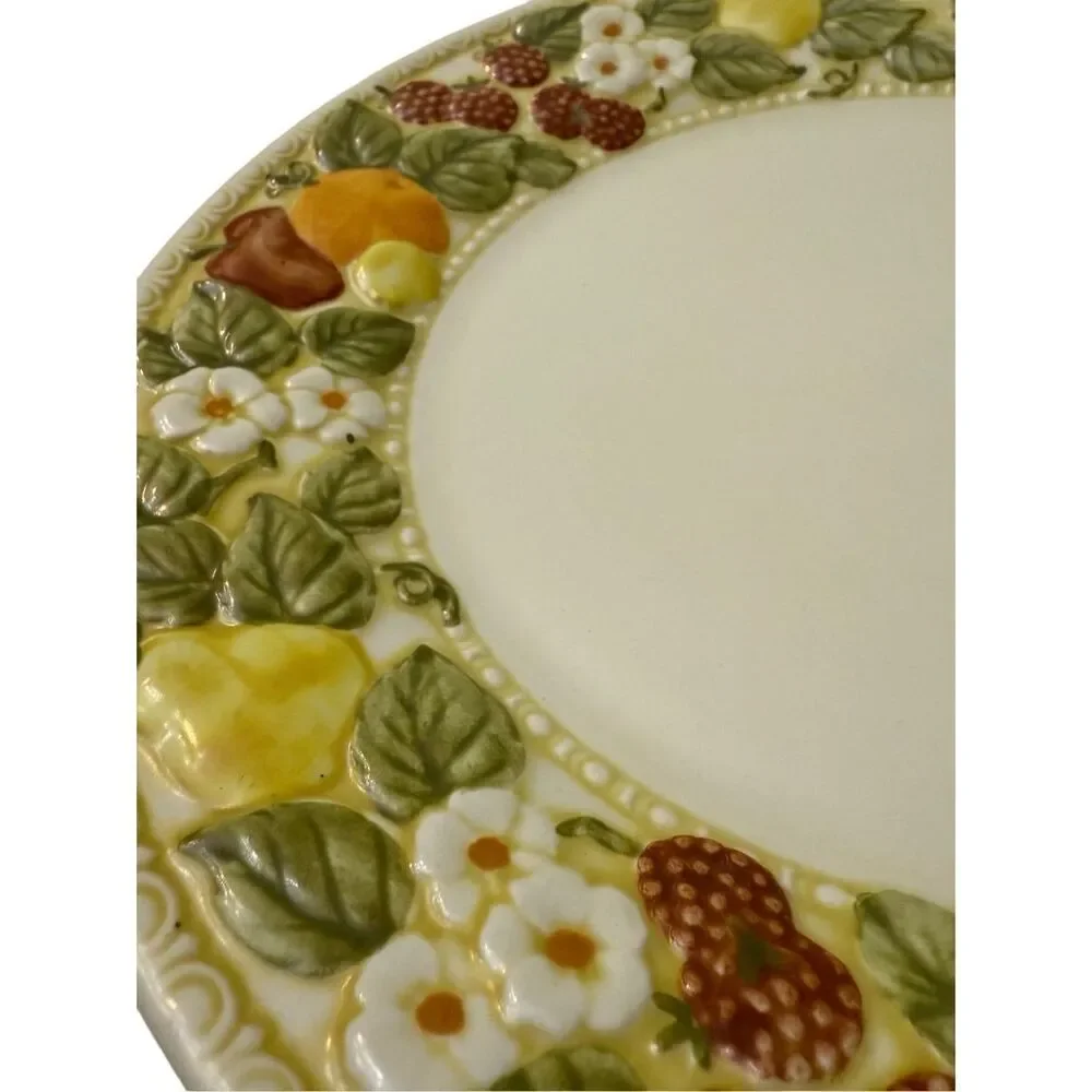 Metlox Vernonware Della Robbia Dinner Plates 1960’s Fruit Basket Pattern Embosse